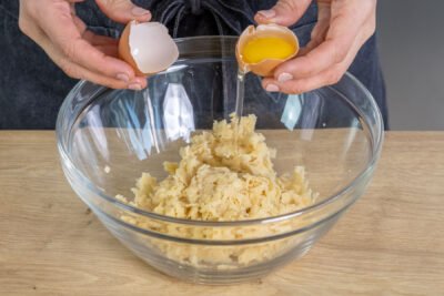 Eiweiß zum Marzipan geben