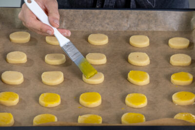 Marzipanplätzchen mit Eigelb einstreichen