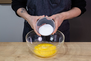 Zucker zu Butter geben