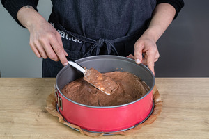 Kuchenteig in Springform füllen