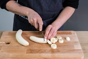 Banane in scheiben schneiden