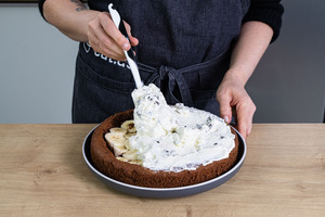 Sahne auf Kuchen verteilen