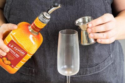 Triple Sec in ein Glas geben