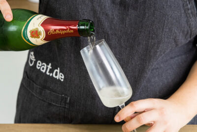 Sekt dazugeben