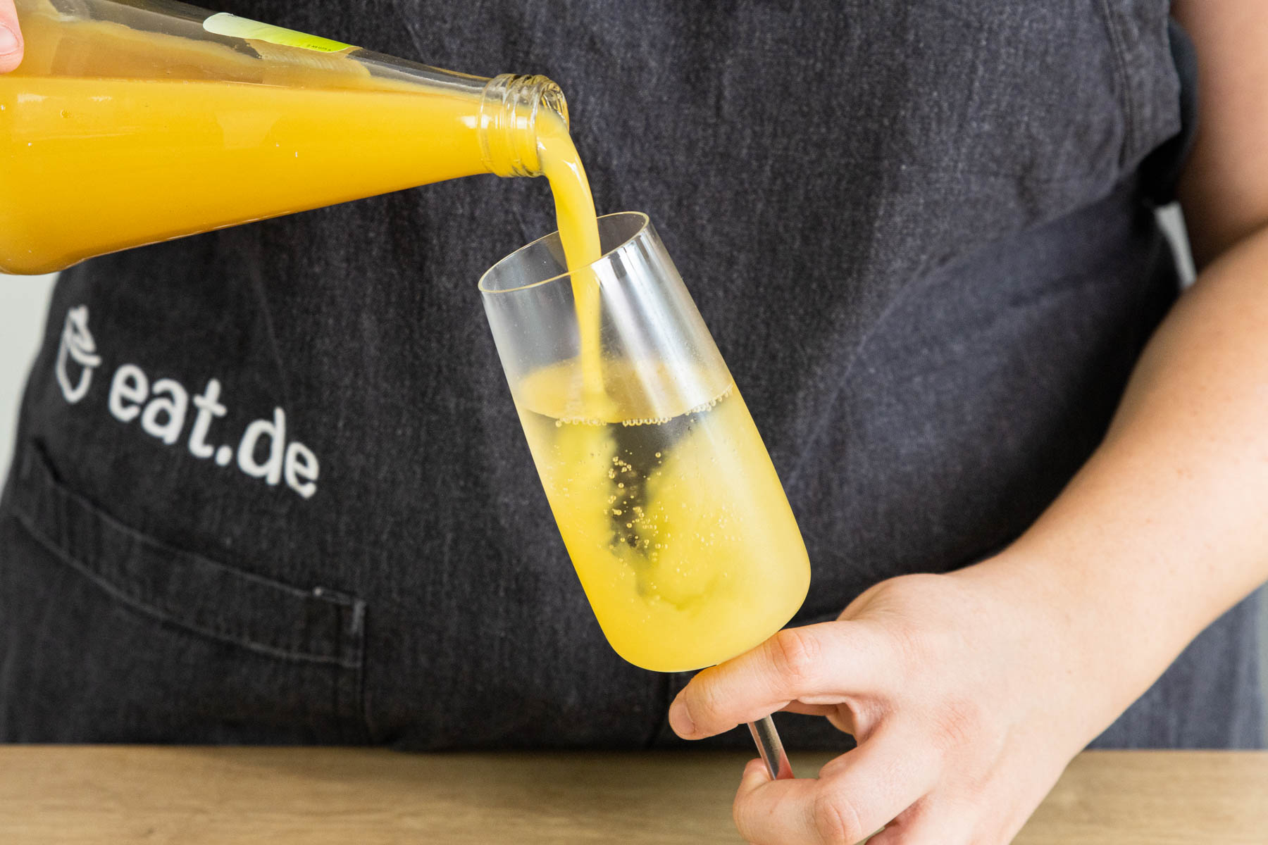 Orangensaft dazu gießen
