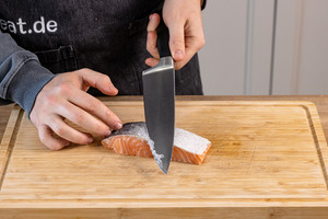 Schuppen von Lachsfilet entfernen