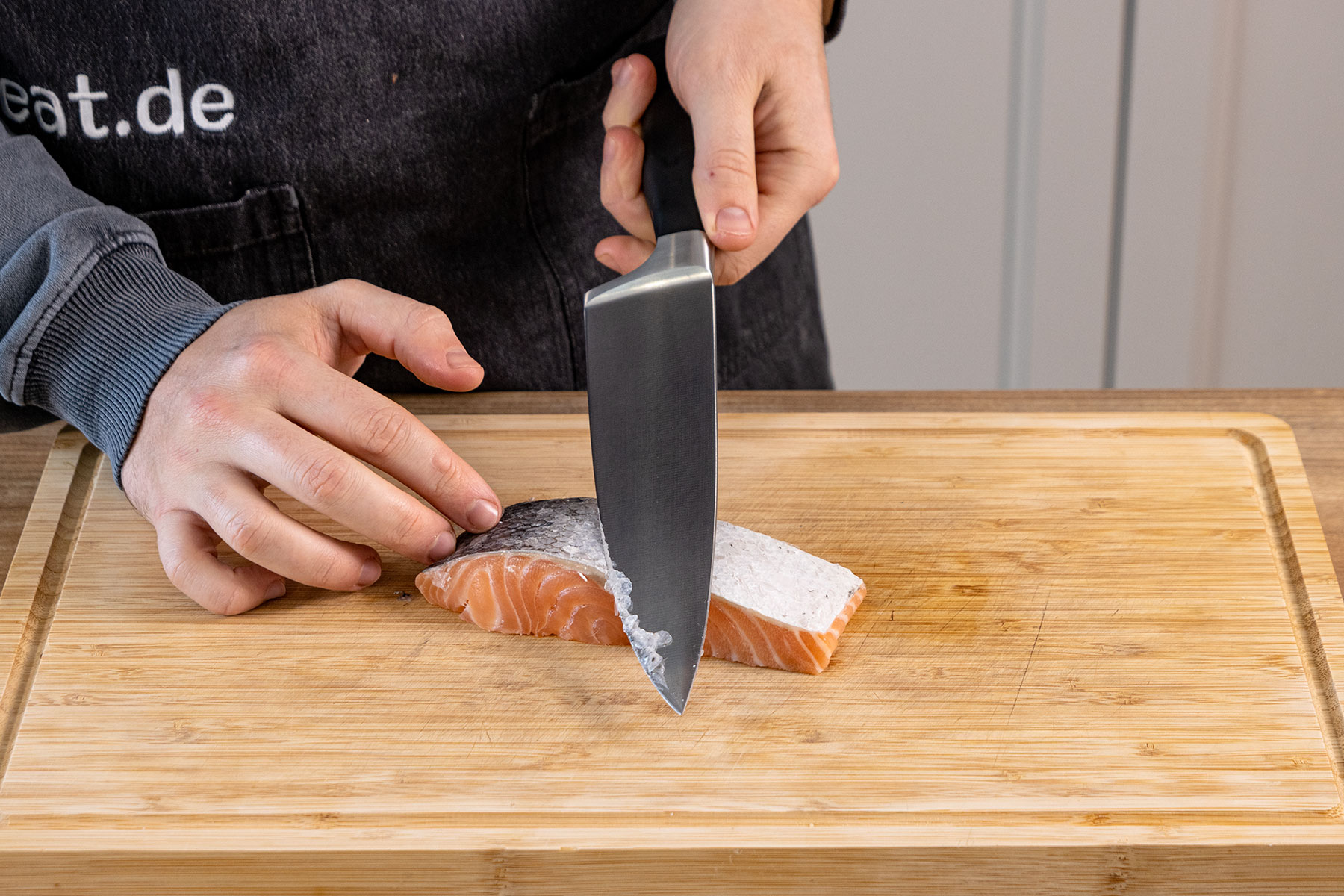 Schuppen von Lachsfilet entfernen