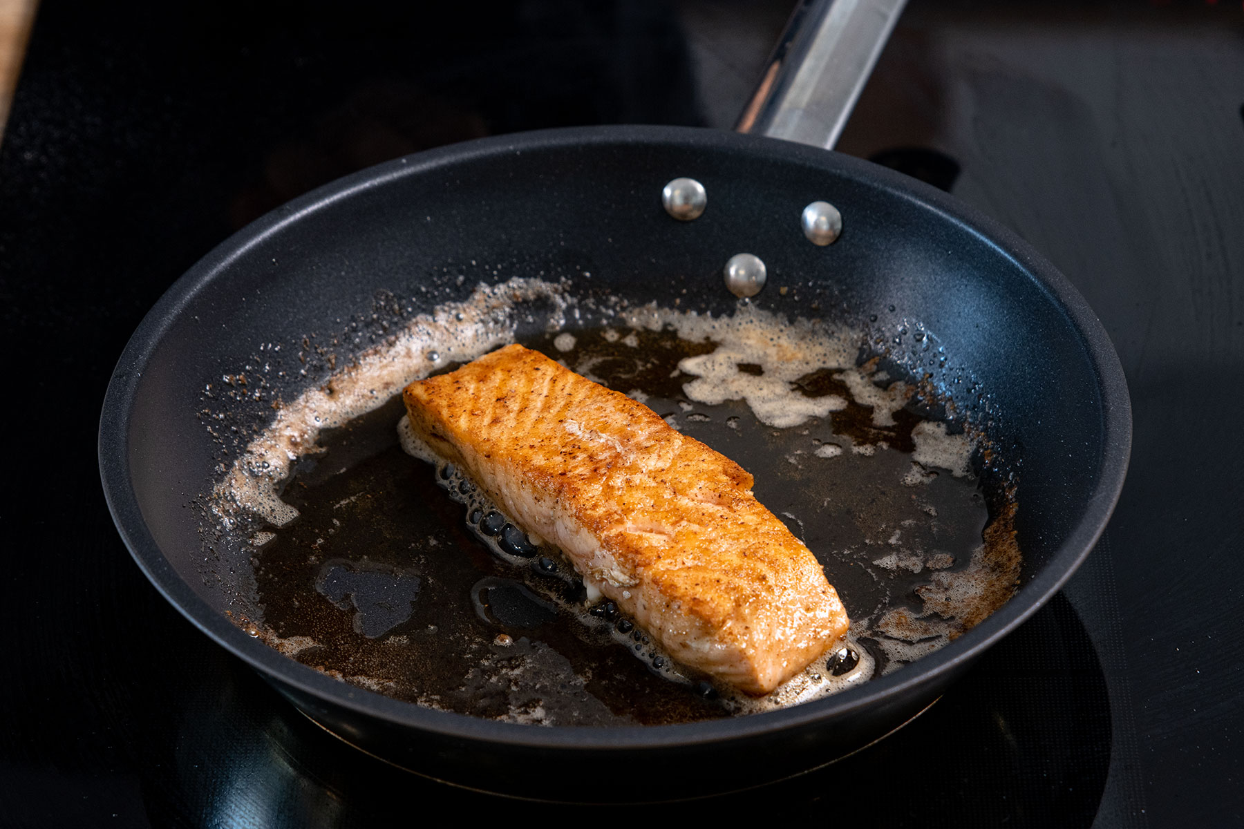 Lachsfilet auf Hautseite braten