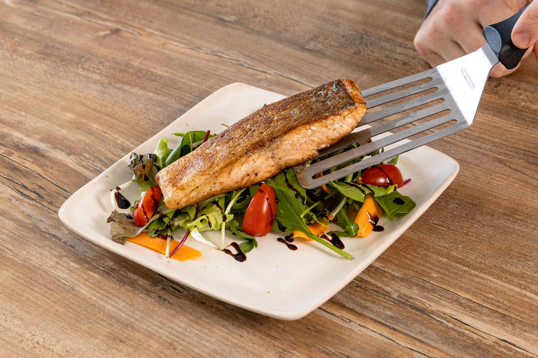 Lachsfilet anrichten