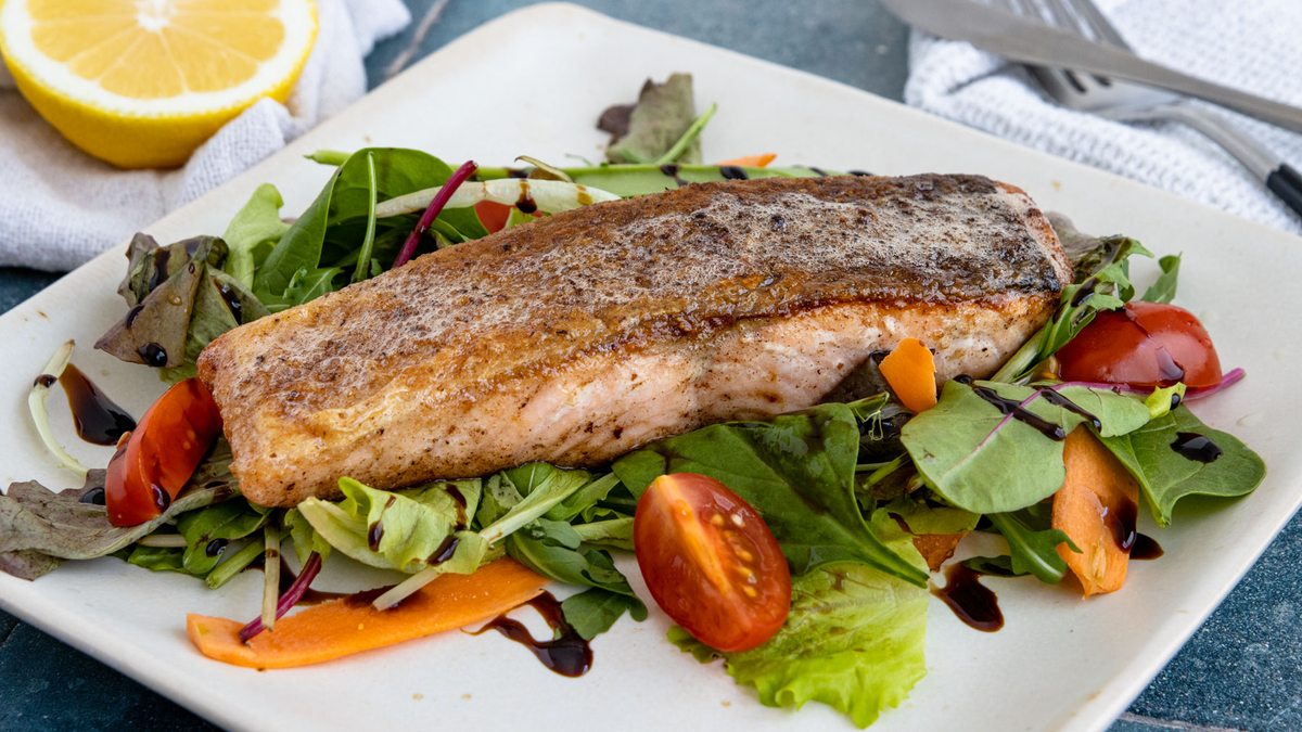 Mit Haut gebratenes Lachsfilet