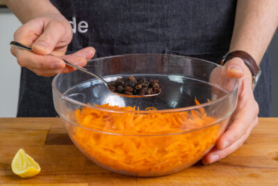 Sultaninen zu Möhrenrohkostsalat geben