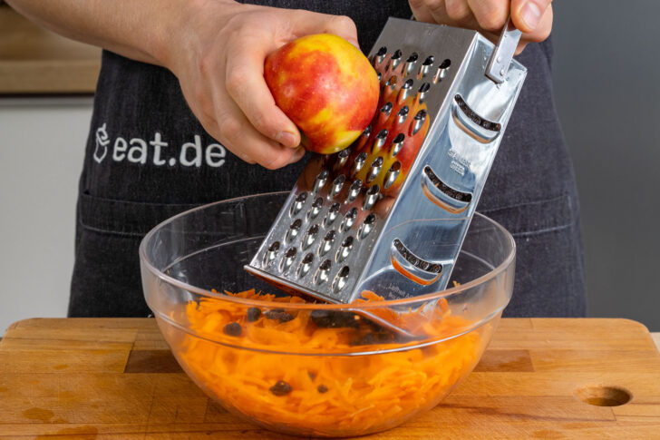 Apfel zum DDR-Möhrensalat reiben