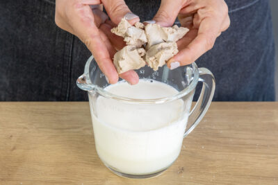 Hefe in die lauwarme Milch geben
