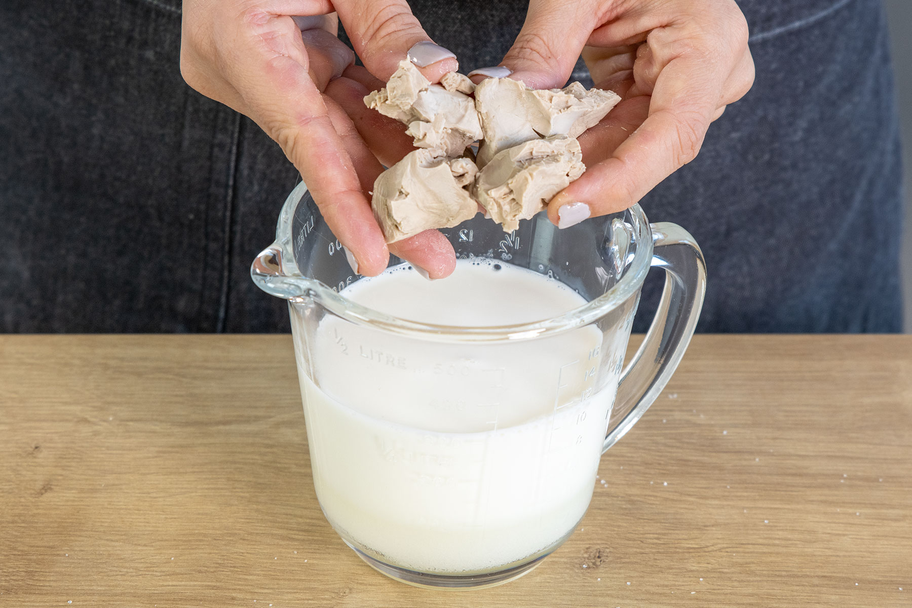 Hefe in die lauwarme Milch geben