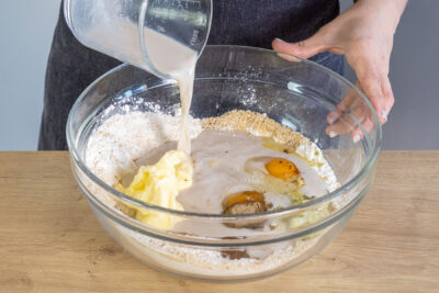 Hefe-Milch-Mischung in die Schüssel gießen