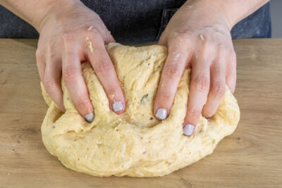 Teig für den Stollen kneten