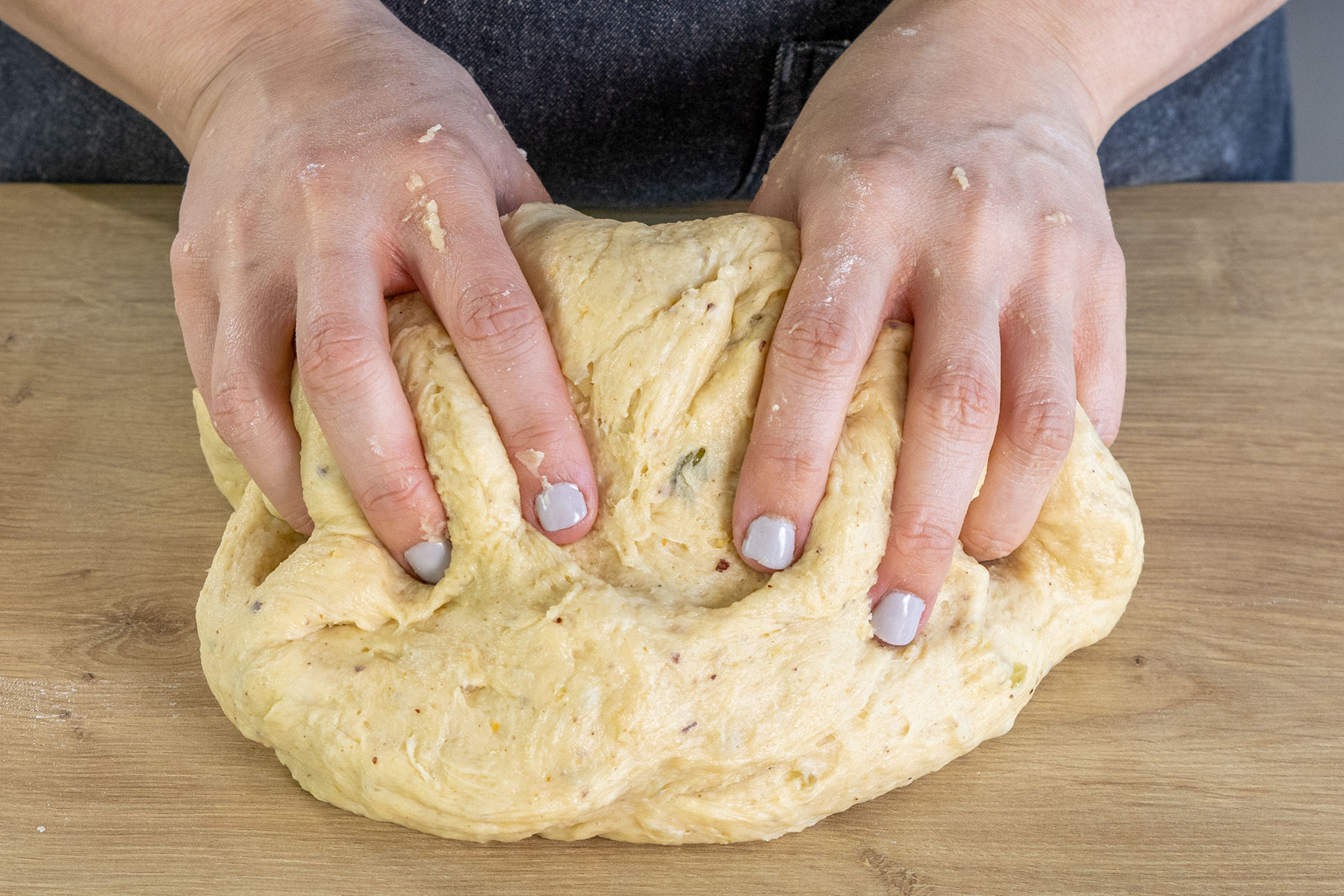 Teig für den Stollen kneten