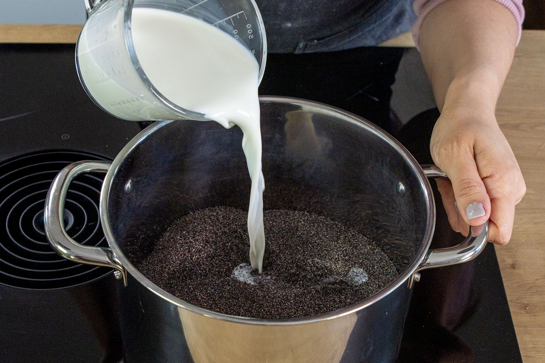 Milch zum Mohn gießen
