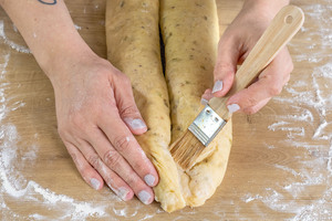 Mohnstollen mit Wasser bepinseln