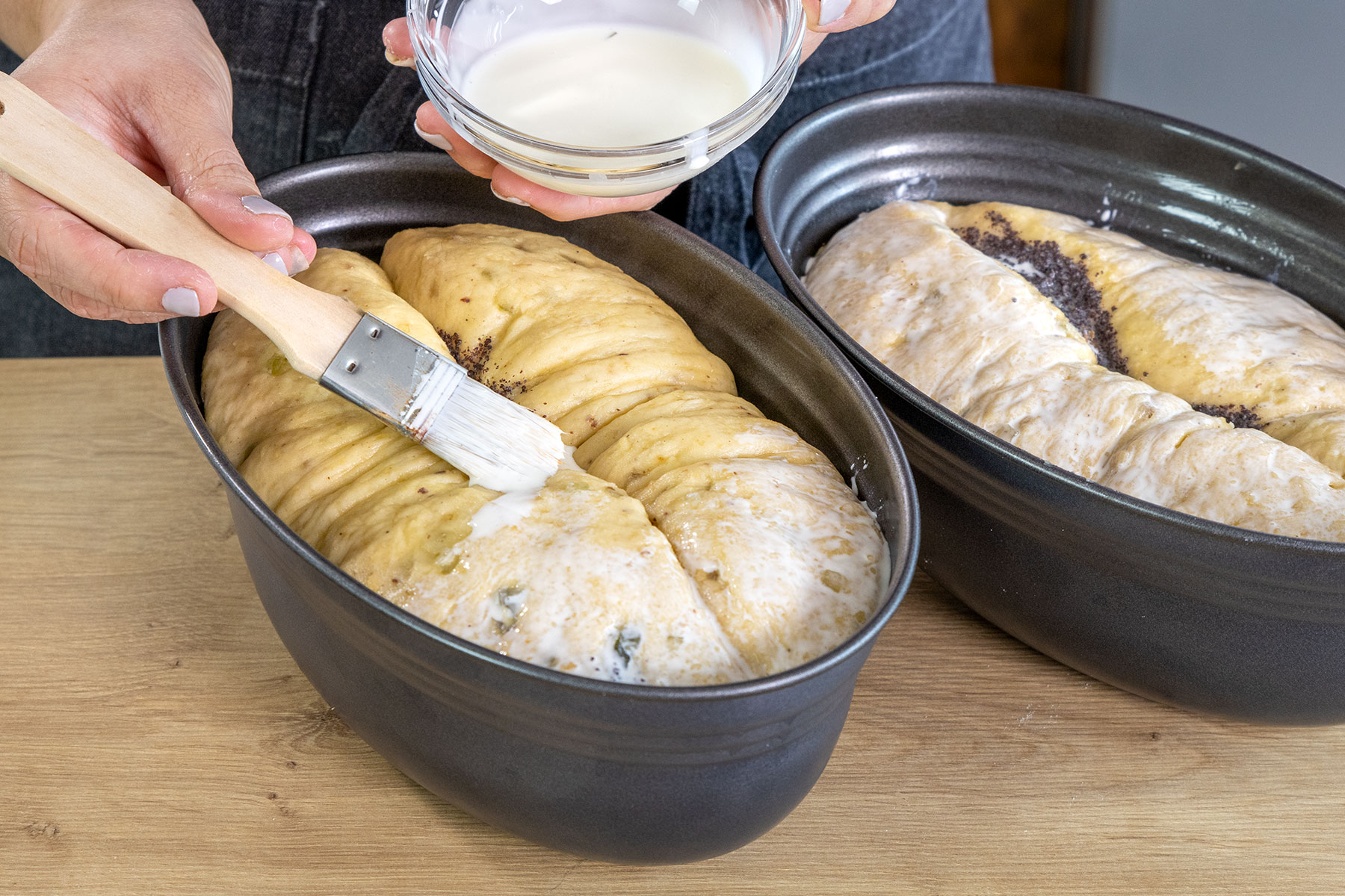 Mohnstollen mit Sahne bestreichen