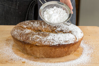 Mohnstollen nach DDR-Rezept mit Puderzucker bestreuen