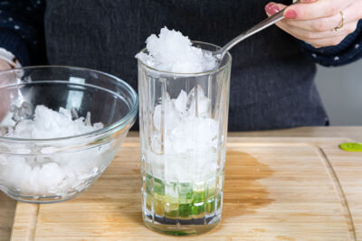Crushed Ice ins Glas geben