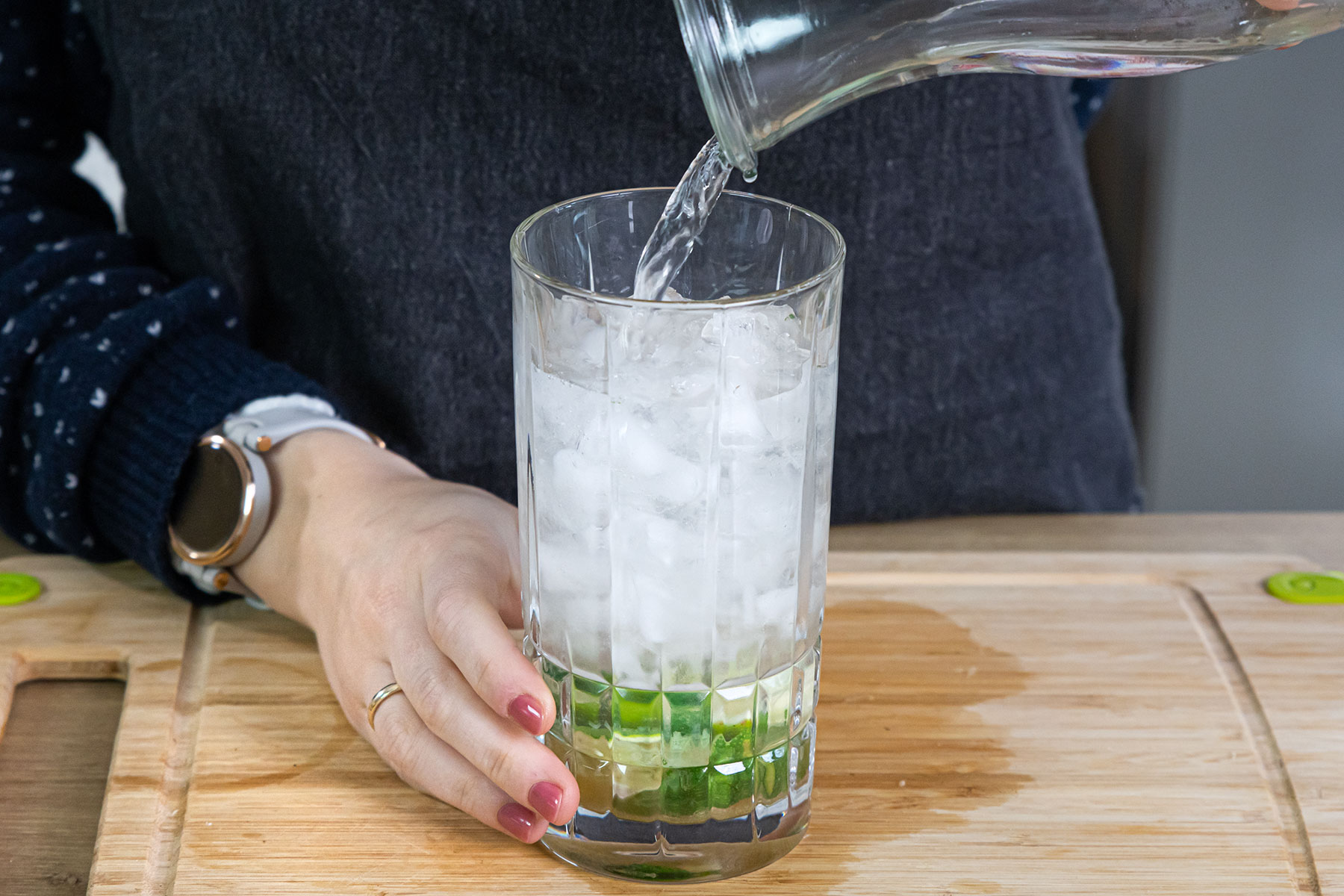 Mojito mit Mineralwasser auffüllen