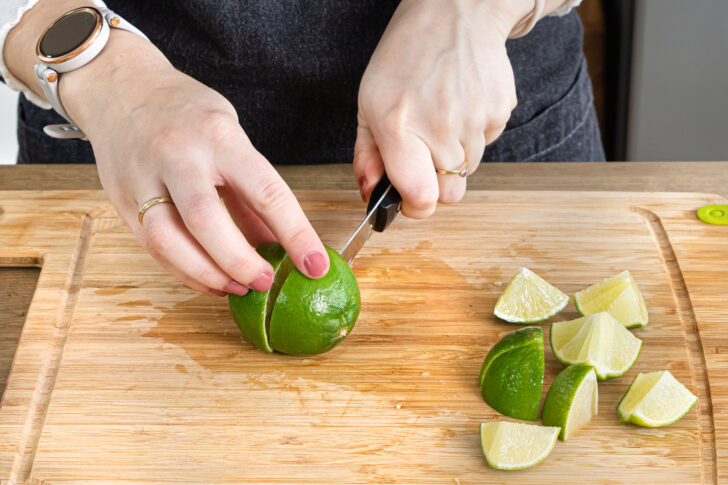 Limetten heiß waschen und achteln