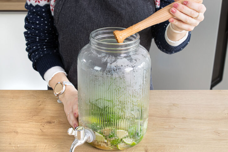 Minze und Limetten mit dem Stößel zerdrücken