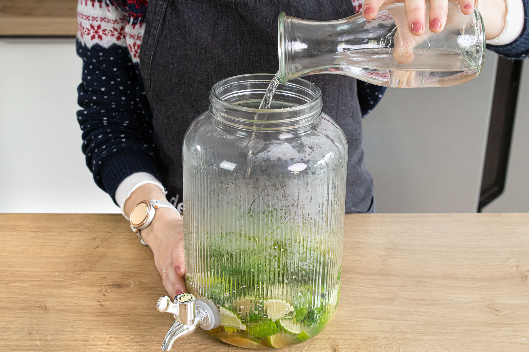 Rum, Sekt und Mineralwasser dazugeben