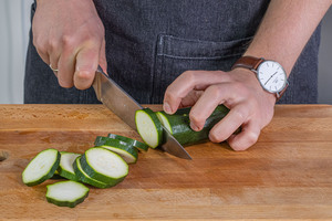 Zucchini in Scheiben schneiden