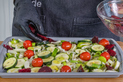 Rote Beete auf das Blech geben