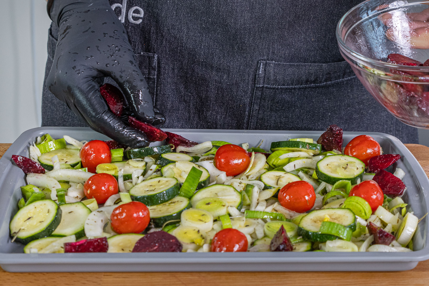 Rote Beete auf das Blech geben