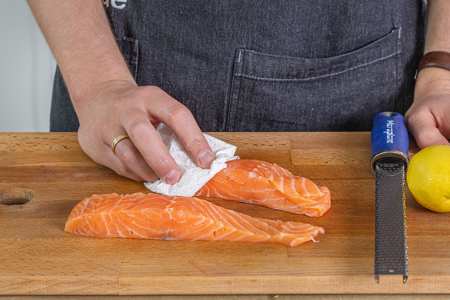 Lachs abtupfen