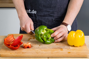Paprika Strunk und Kerngehäuse entfernen