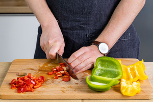 Paprika würfeln