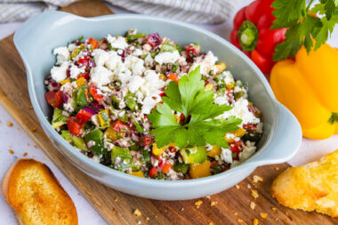 Paprikasalat mit Feta-Käse