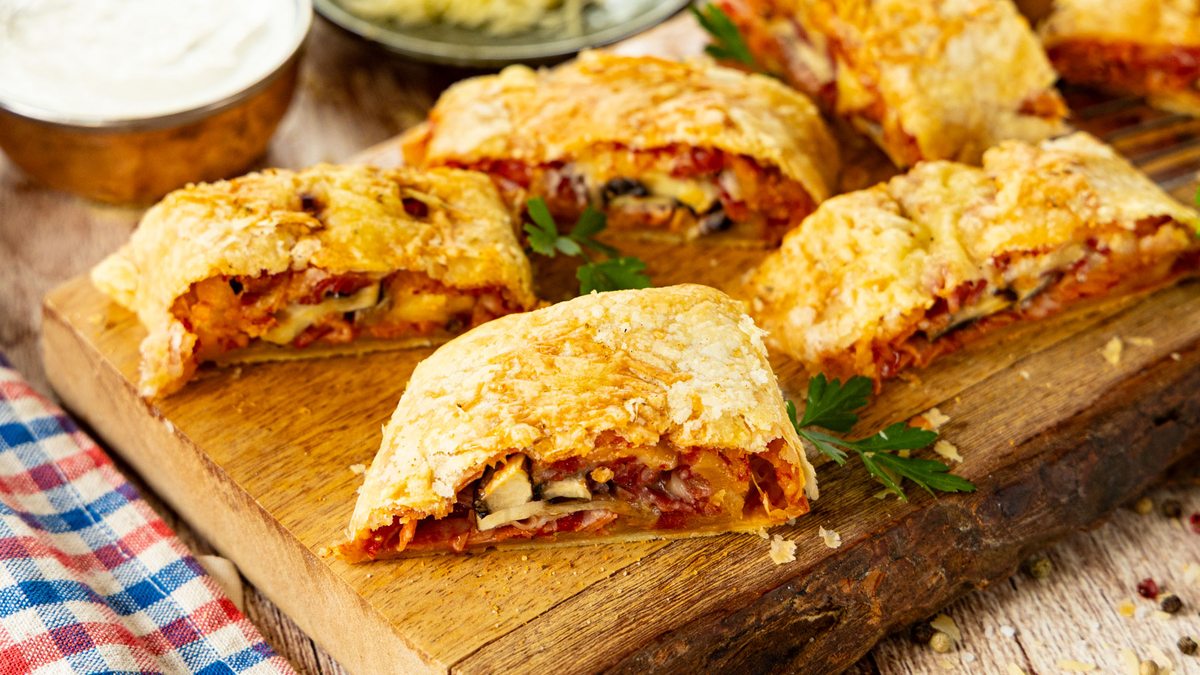 Pizza-Strudel mit Blätterteig