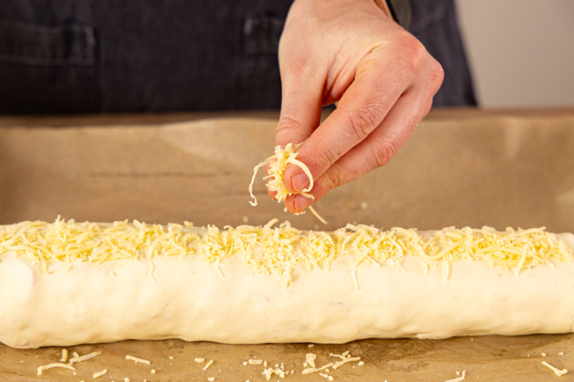 Käse auf dem Strudel verteilen