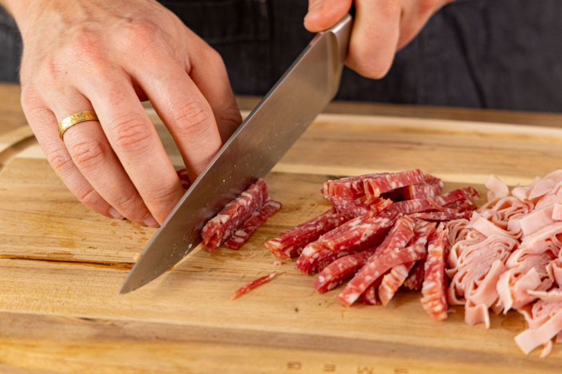 Salami klein schneiden