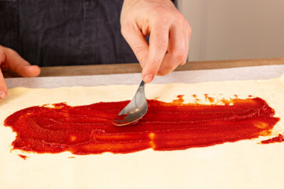 Tomatensauce verstreichen