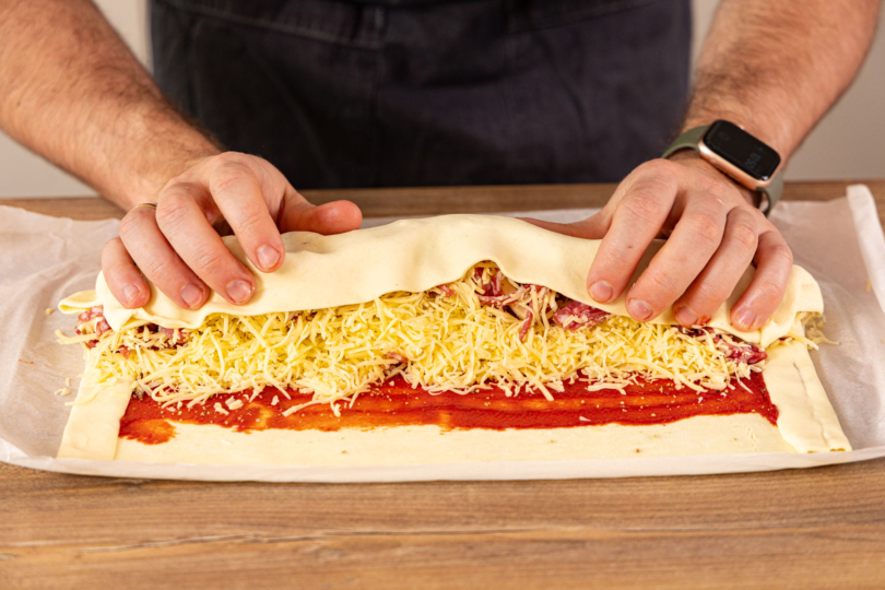Pizza Strudel mit Blätterteig einrollen