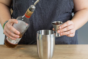 braunen Rum eingießen