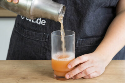 Planters Punch in ein Glas füllen