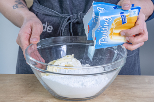 Pudding in die Schüssel geben