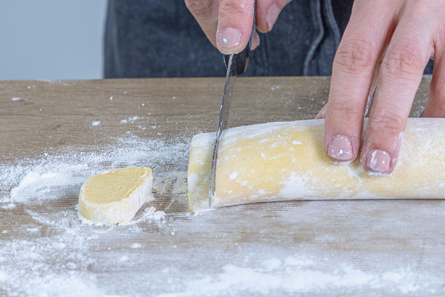 Puddingplätzchen in Scheiben schneiden