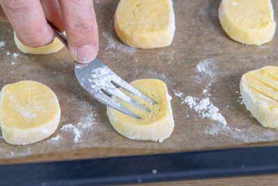 Puddingplätzchen mit Gabel eindrücken