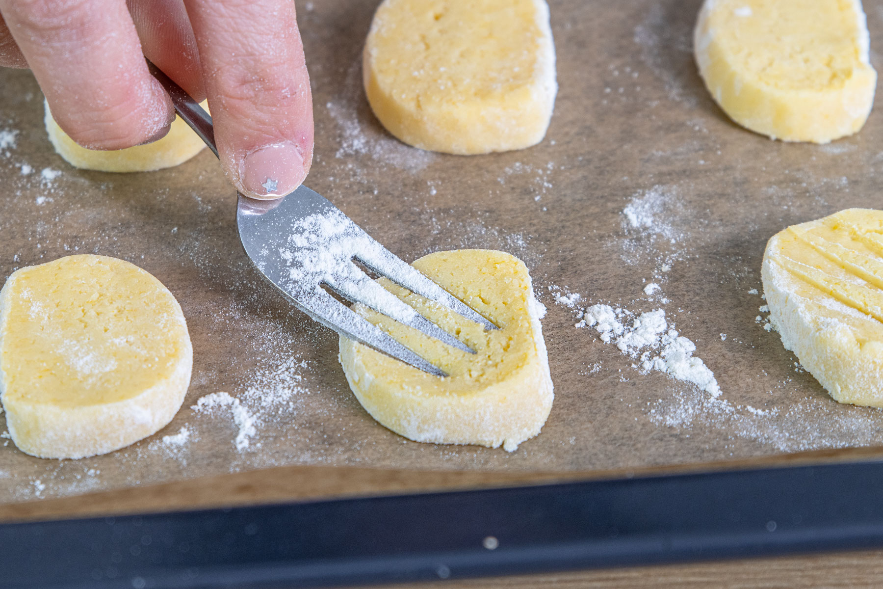 Puddingplätzchen mit Gabel eindrücken