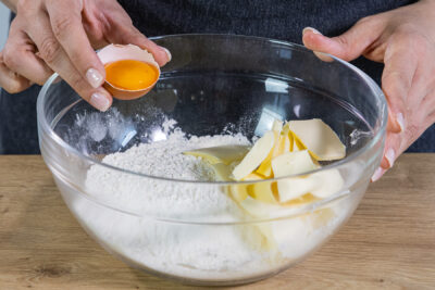 Mehl, Butter, Salz, Eigelb und Wasser