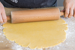 Quiche- und Tarteteig ausrollen
